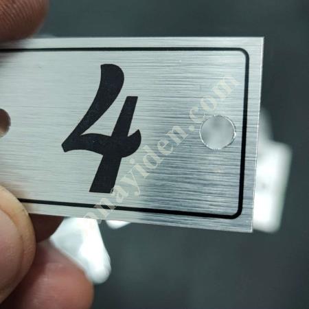 METAL LABEL SUITABLE FOR MOUNTING: PERFORATED AND DURABLE, Machine